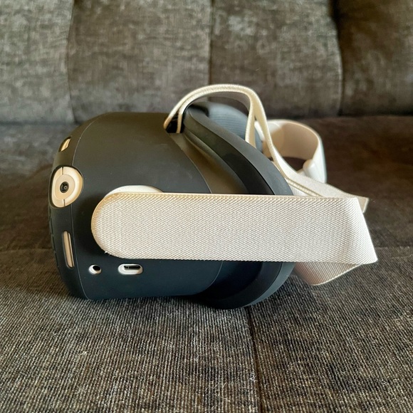 Oculus Quest 2 128GB. NWOT. VR Headset. Virtual Reality. Accessories Included. - Picture 6 of 12